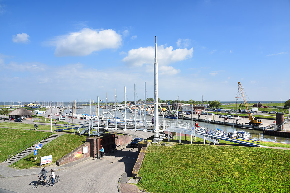 Foto aus der Fotogruppe Panorama-Blick auf Strandanlagen, Hafen und Nordsee, vom Balkon der Ferienwohnungen