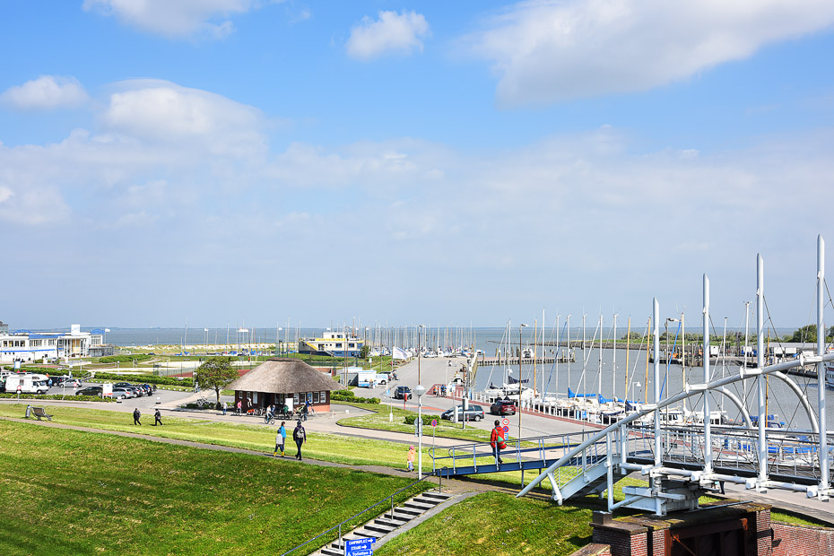 Foto aus der Fotogruppe Panorama-Blick auf Strandanlagen, Hafen und Nordsee, vom Balkon der Ferienwohnungen
