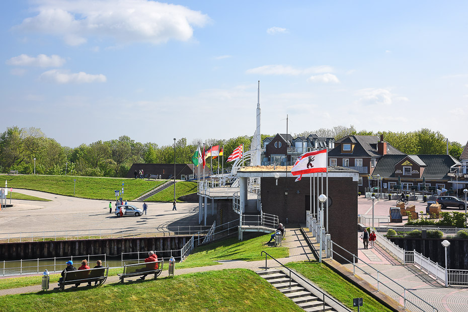 Foto aus der Fotogruppe Panorama-Blick auf Strandanlagen, Hafen und Nordsee, vom Balkon der Ferienwohnungen