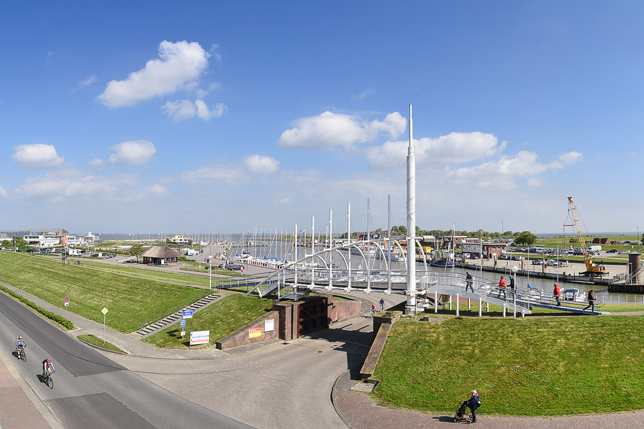 Foto aus der Fotogruppe Panorama-Blick auf Strandanlagen, Hafen und Nordsee, vom Balkon der Ferienwohnungen